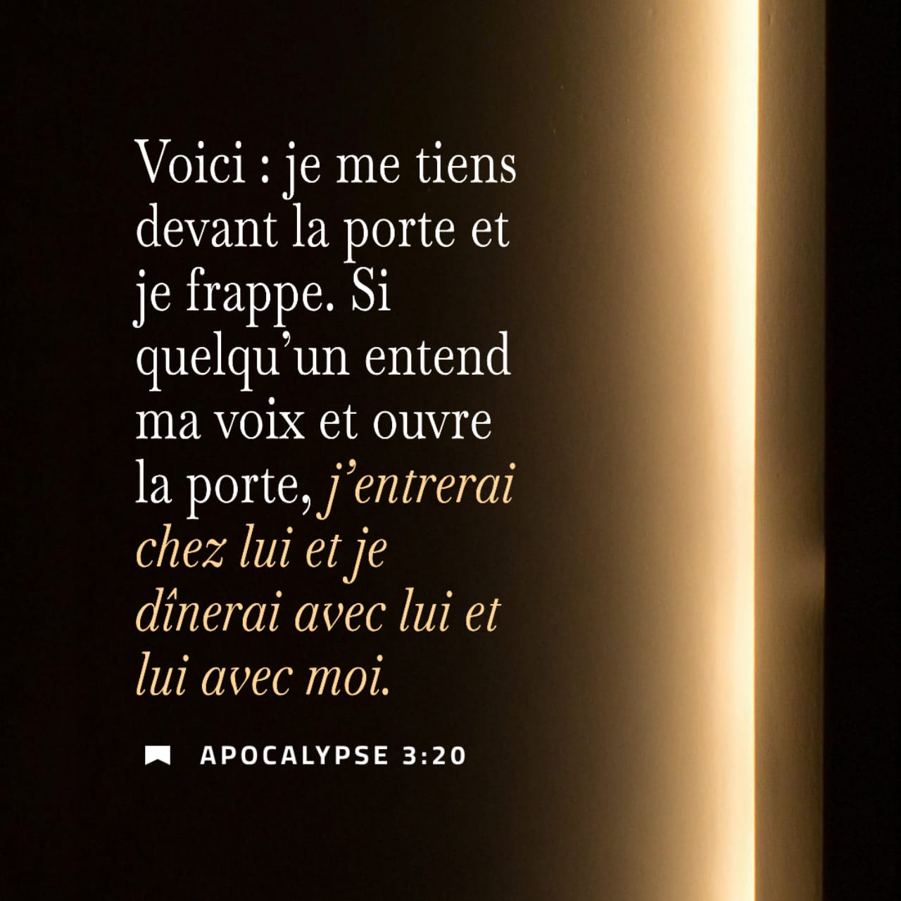 Apocalypse 3:20 (LSG) - Voici, je me tiens à la porte, et j