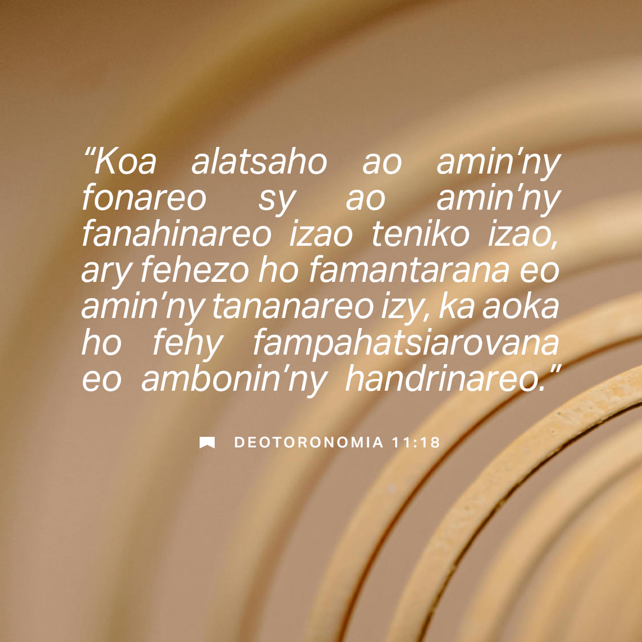 Stol ustida bir qizni sikdi